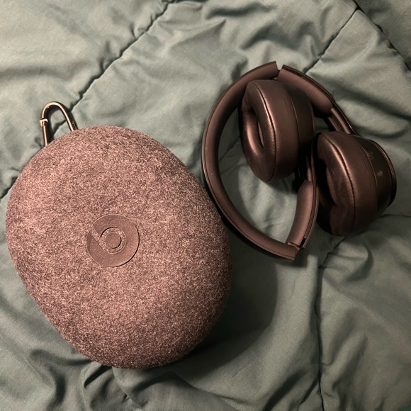 beats solo pro on-ear headphones - Picture 4 of 5